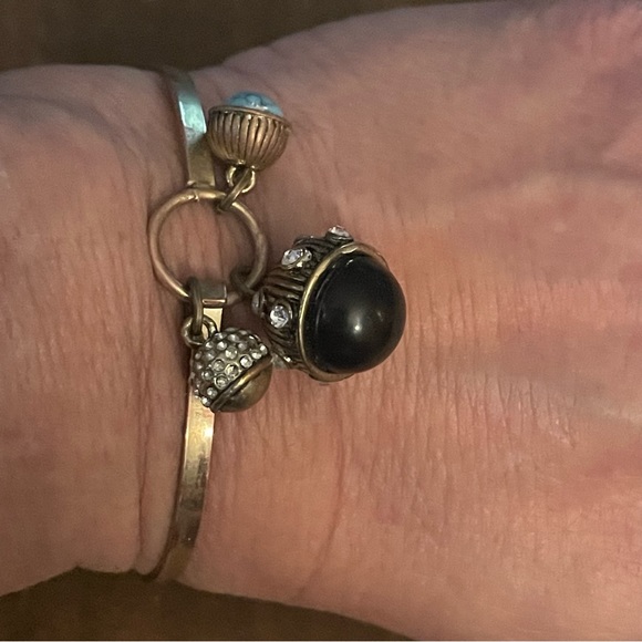 Jessica Simpson hooked charm bangle bracelet - Picture 2 of 6